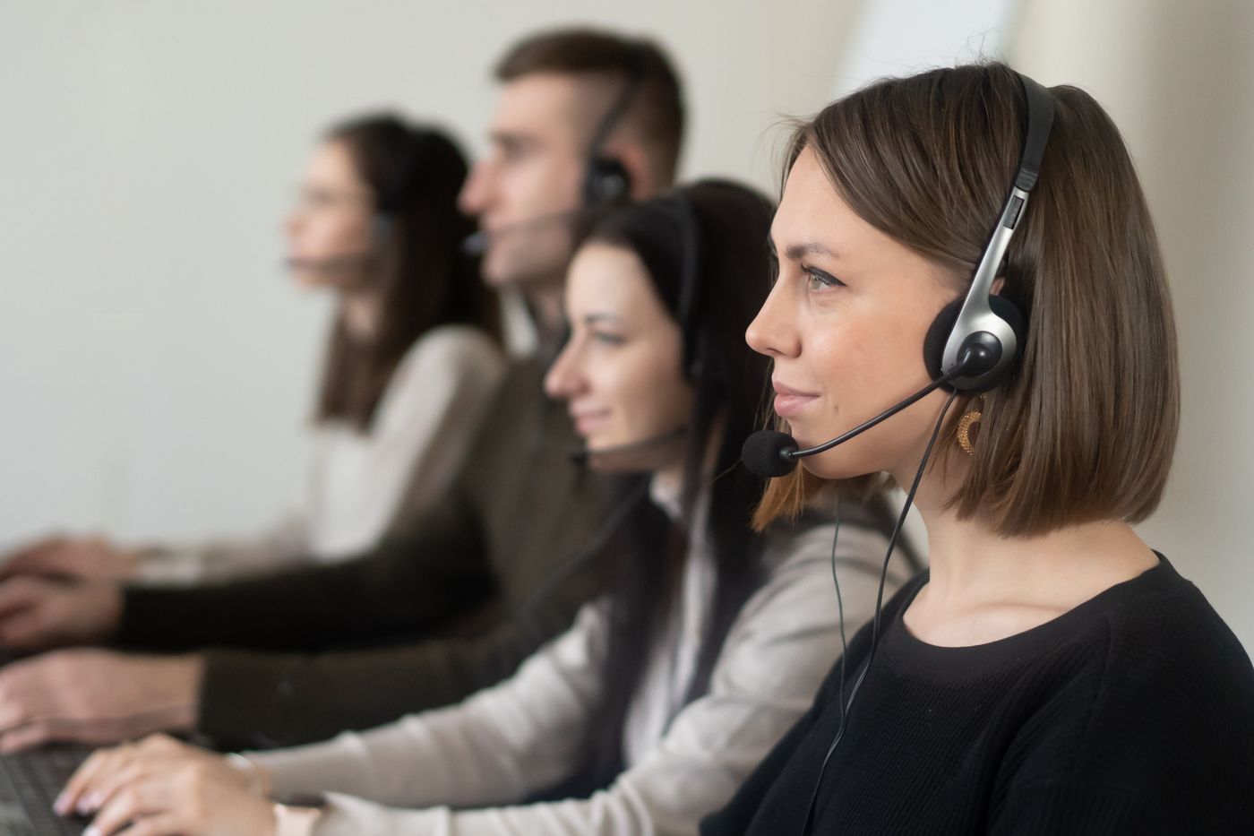 Equipe de atendimento com headsets