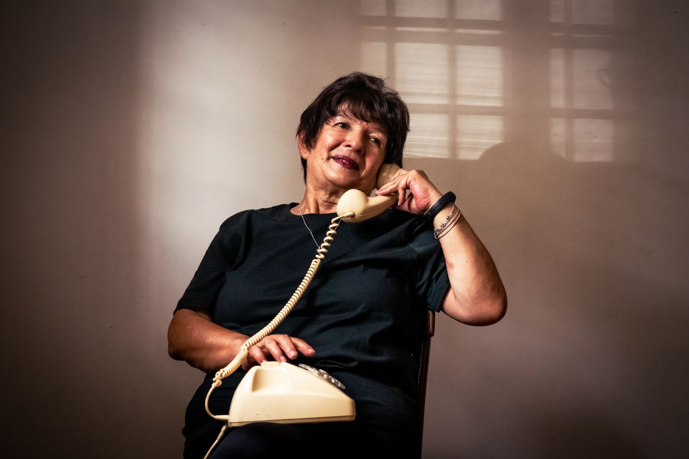 Senhora ao telefone em casa