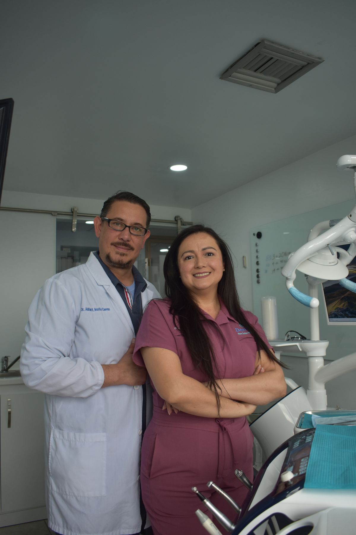 Dentista e assistente em consultório