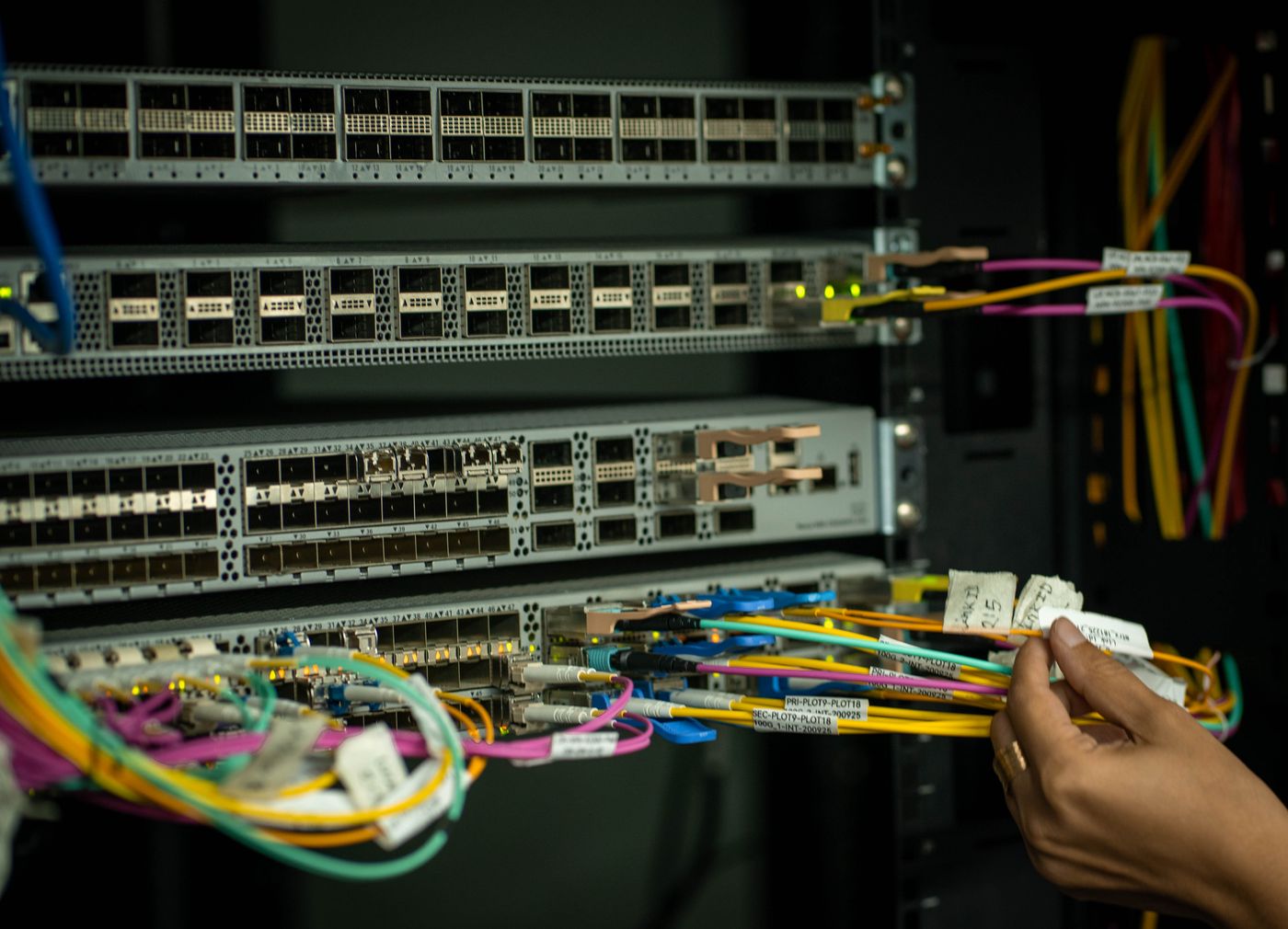 Cabos de fibra óptica conectados em um rack