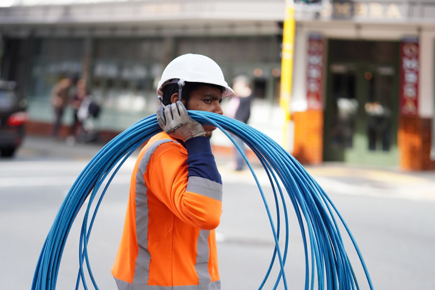 Técnico carregando cabo de fibra na rua