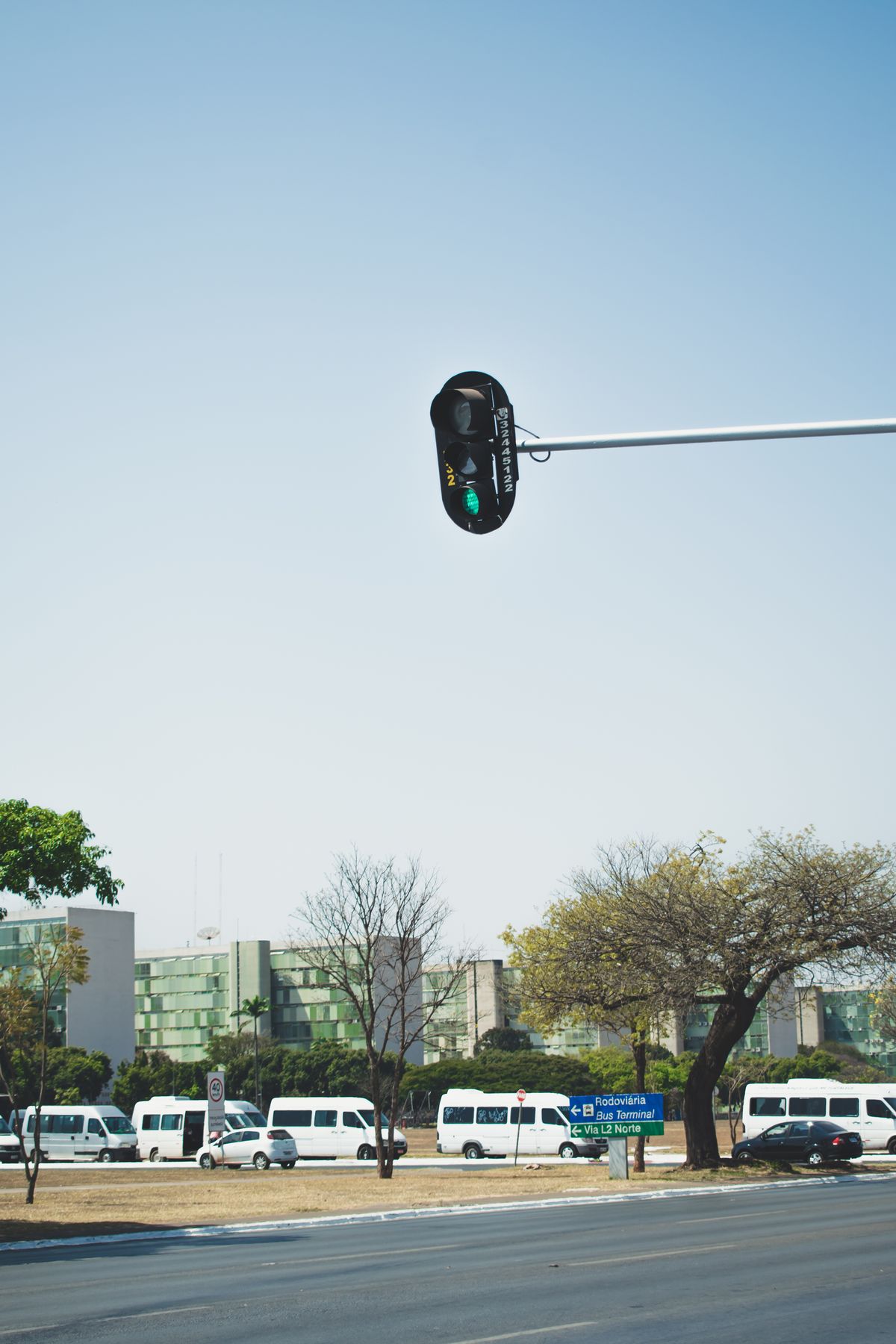Vans de serviço estacionadas em avenida de Brasília