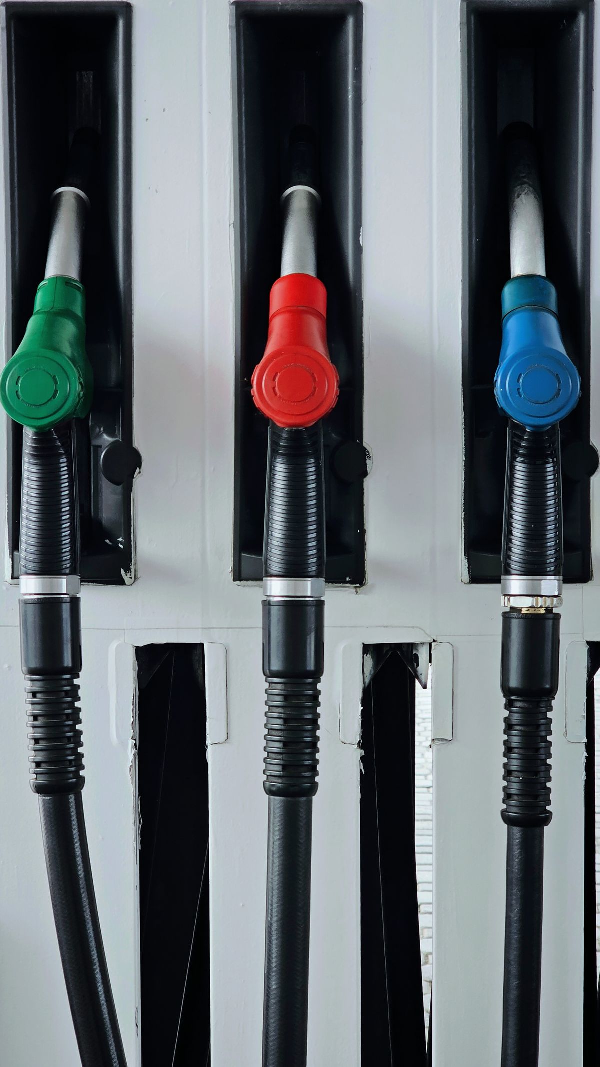 Bicos de gasolina, etanol e diesel em bomba de posto