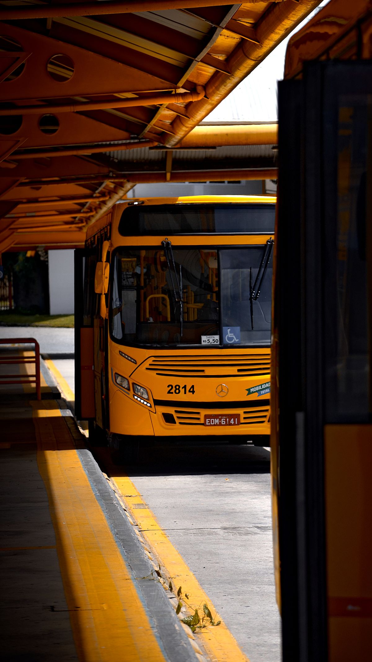 Ônibus urbano amarelo em terminal