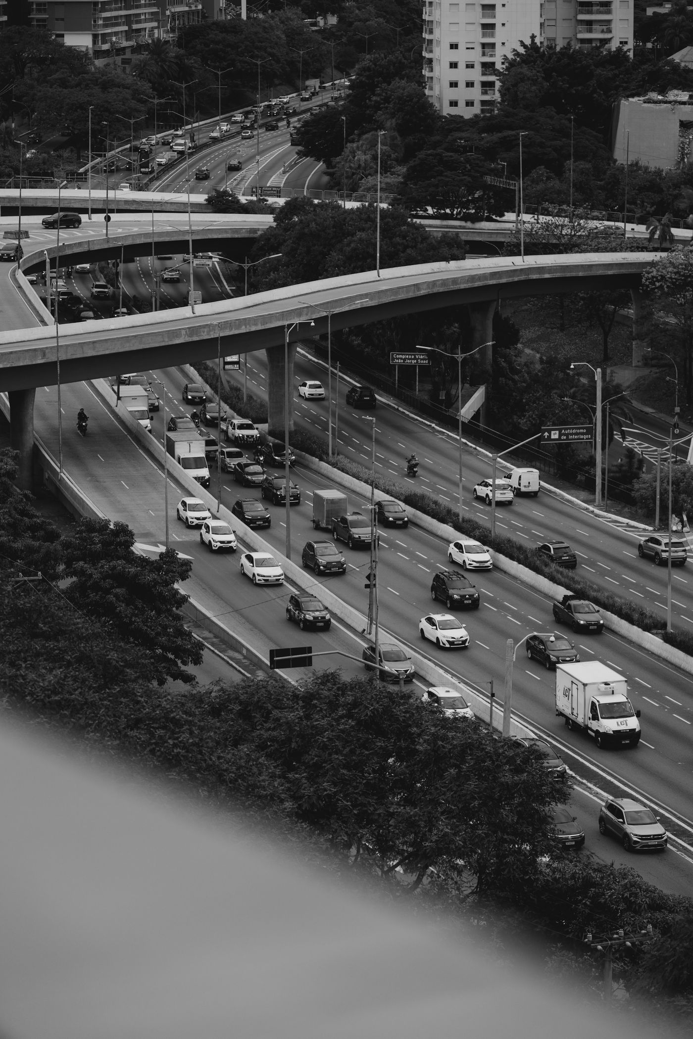 Vias expressas com trânsito de caminhões e carros
