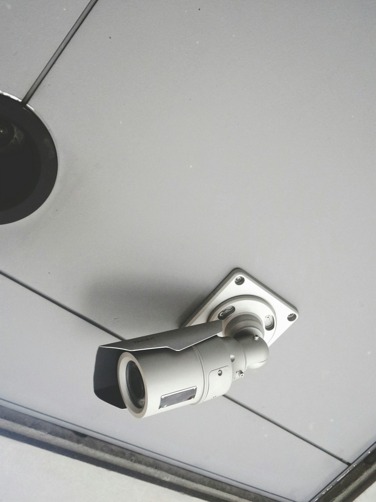 Câmera bullet fixada no teto de área coberta