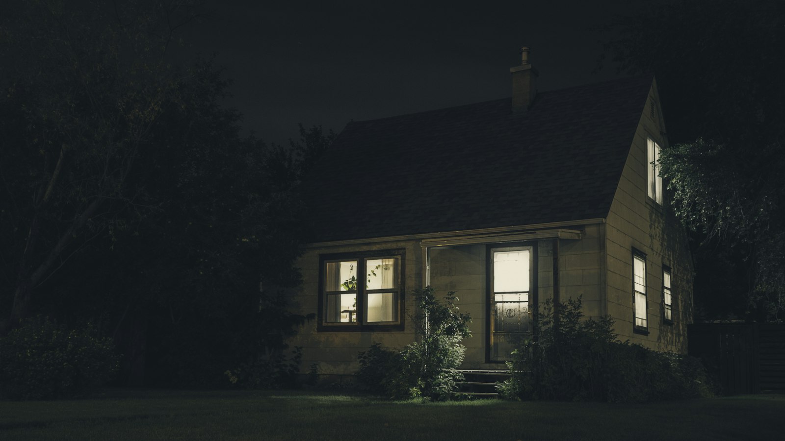 Casa à noite com luzes acesas